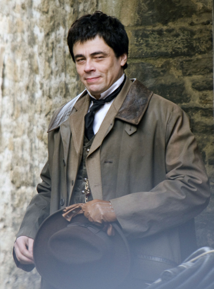 benicio-on-the-set-wolfman.jpg
